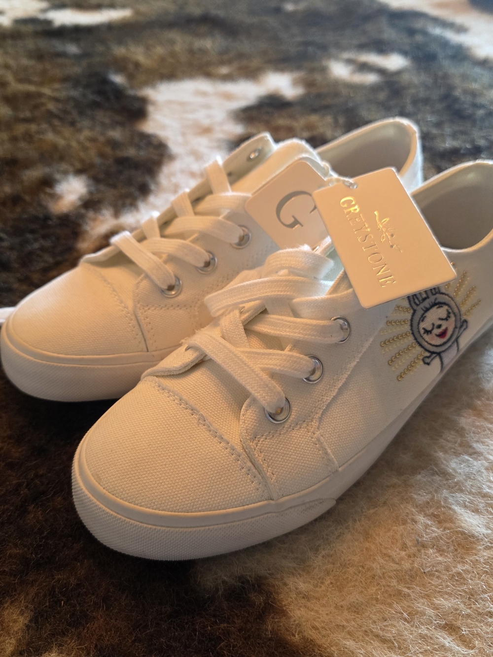 Greystone Blakely White Canvas Sneakers Size 9 NWT Embroidered Gold